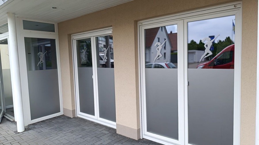 Gereinigte Glasfront mit Sichtschutzfolie nach der Fensterreinigung