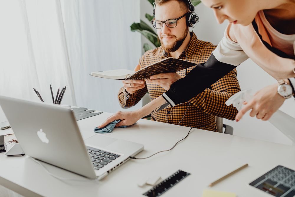 Reinigung eines modernen Büro-Arbeitsplatzes – Büroreinigung