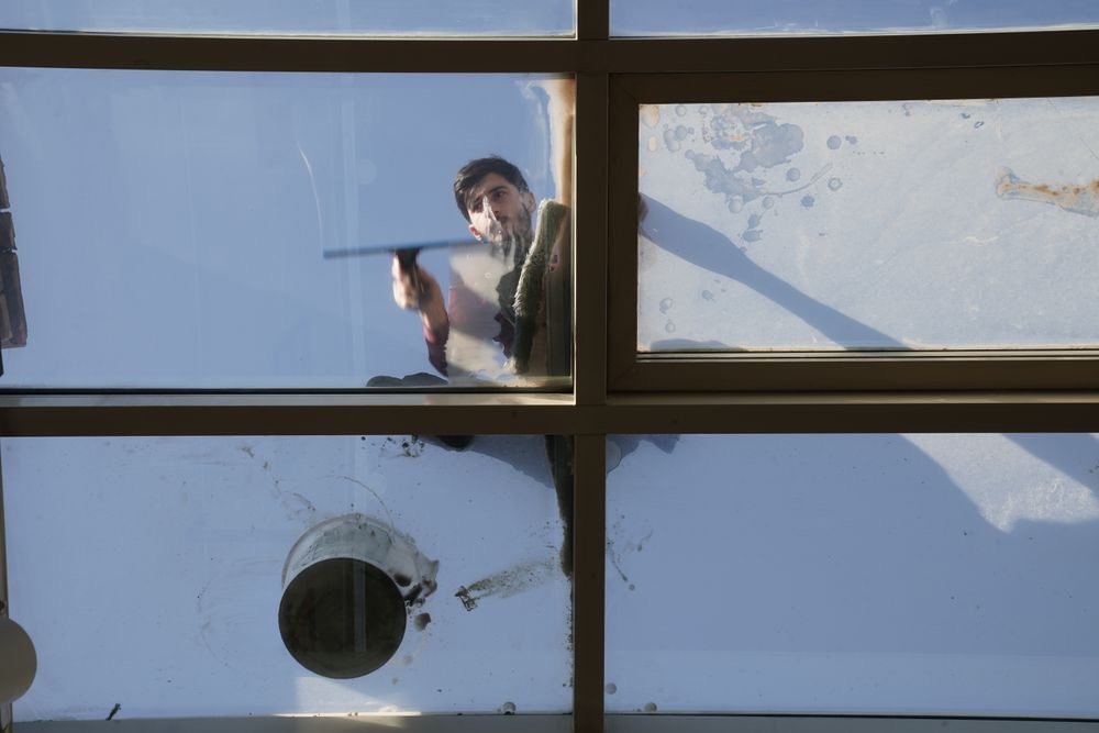 Reinigung eines Glasdachs mit Abzieher – Wintergartenreinigung