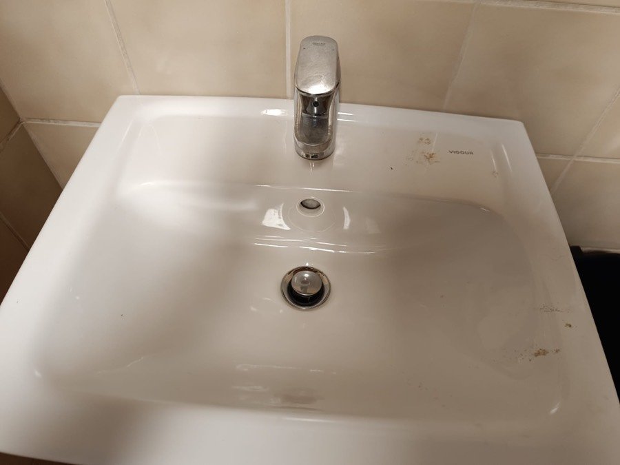 Waschbecken mit Verschmutzungen vor der Reinigung
